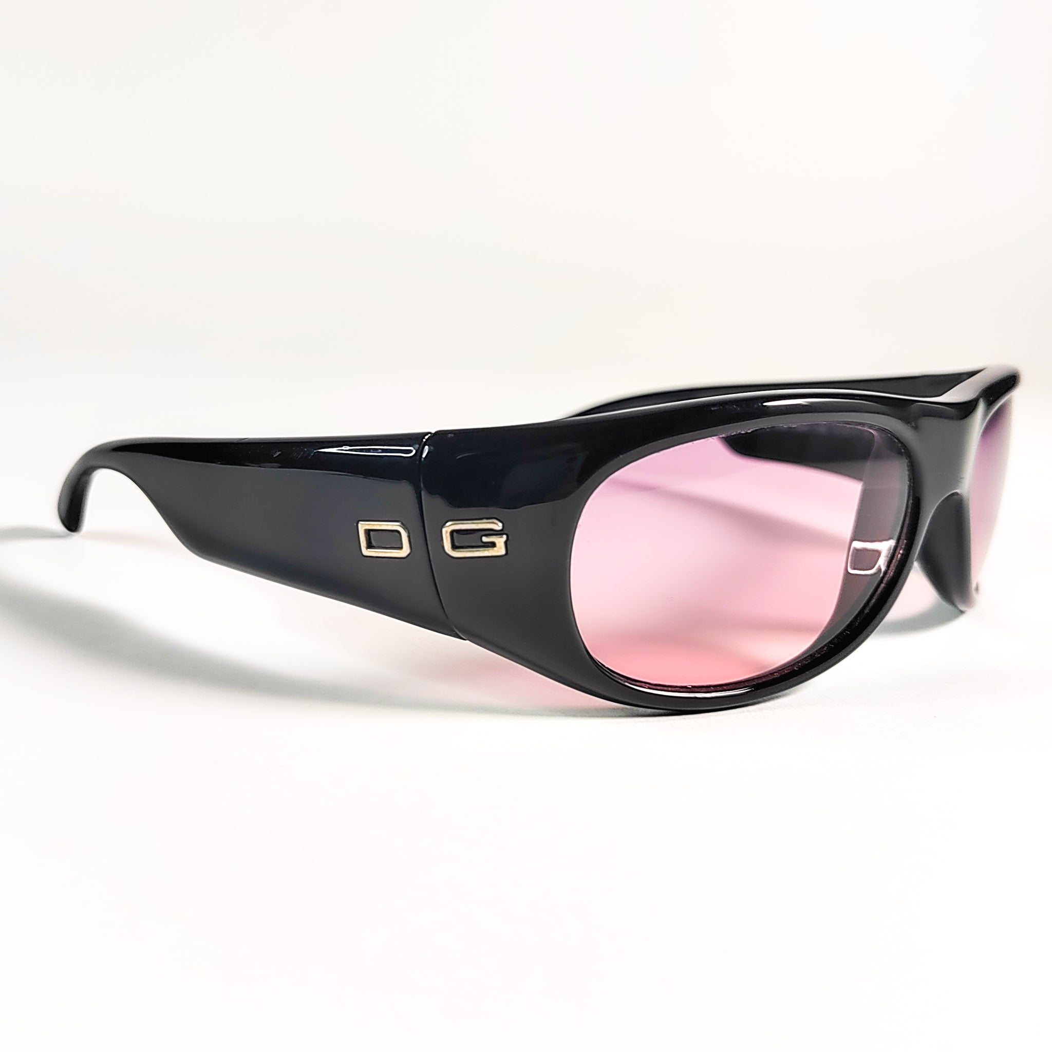 Dolce & Gabbana DG 728S, vue 3/4 avant, logo DG métal argenté sur branche noire laquée