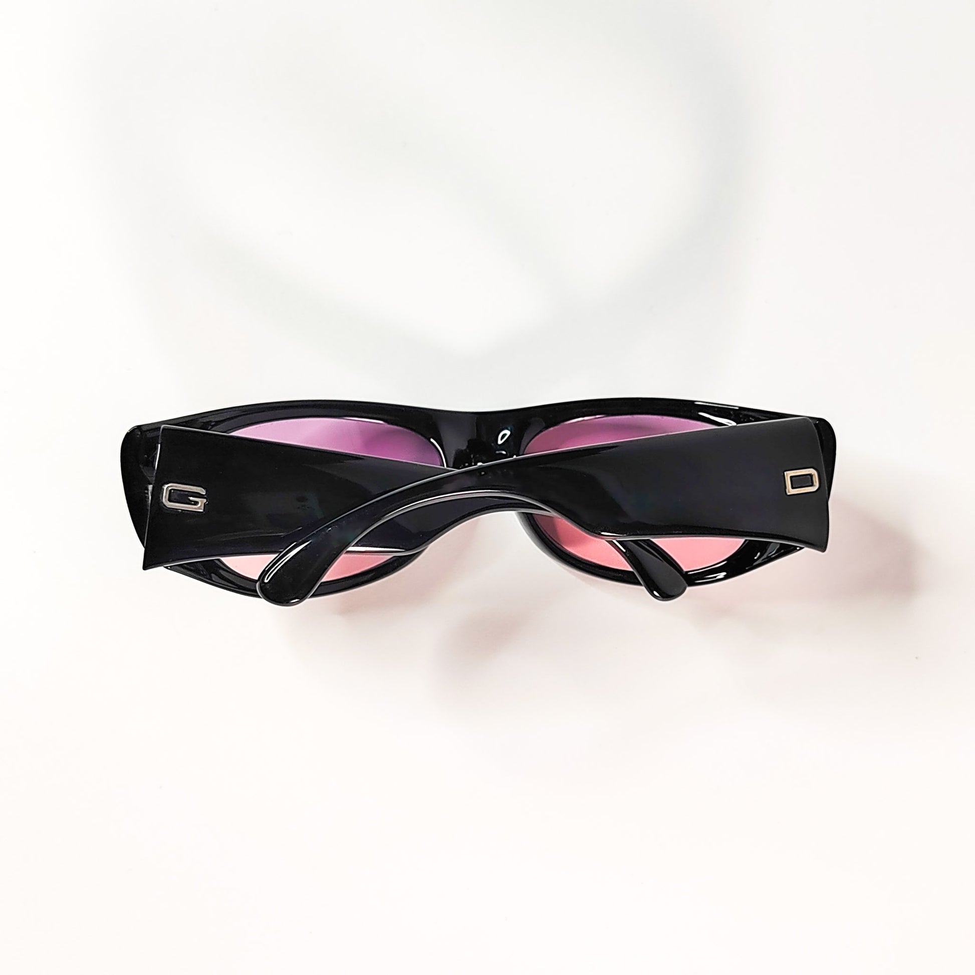 Dolce & Gabbana DG 728S vue arrière, branches croisées et logos DG en miroir sur acétate noir