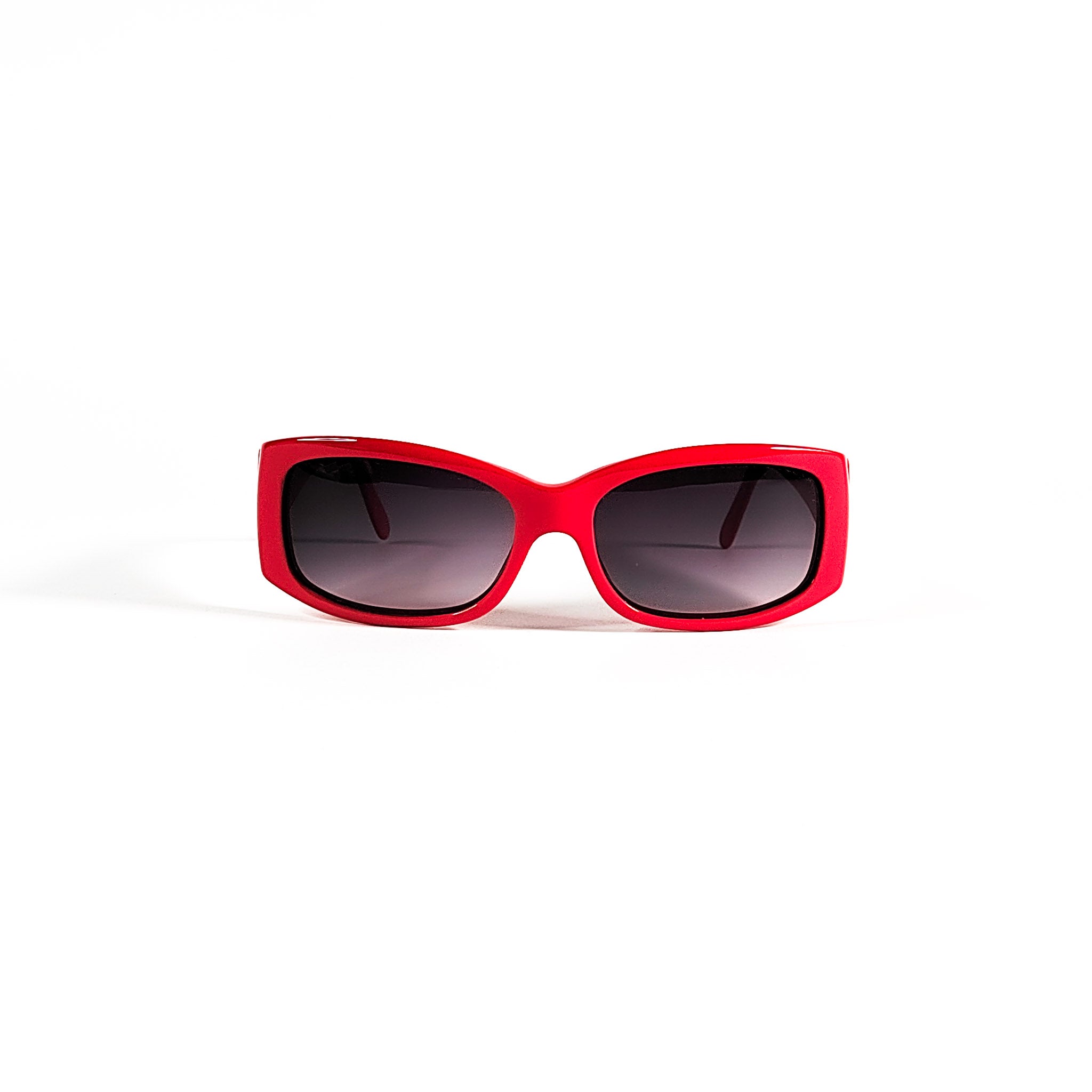 Lunettes de soleil vintage Dolce & Gabbana 4008-B rouge laqué, vue de face, verres fumés dégradés.