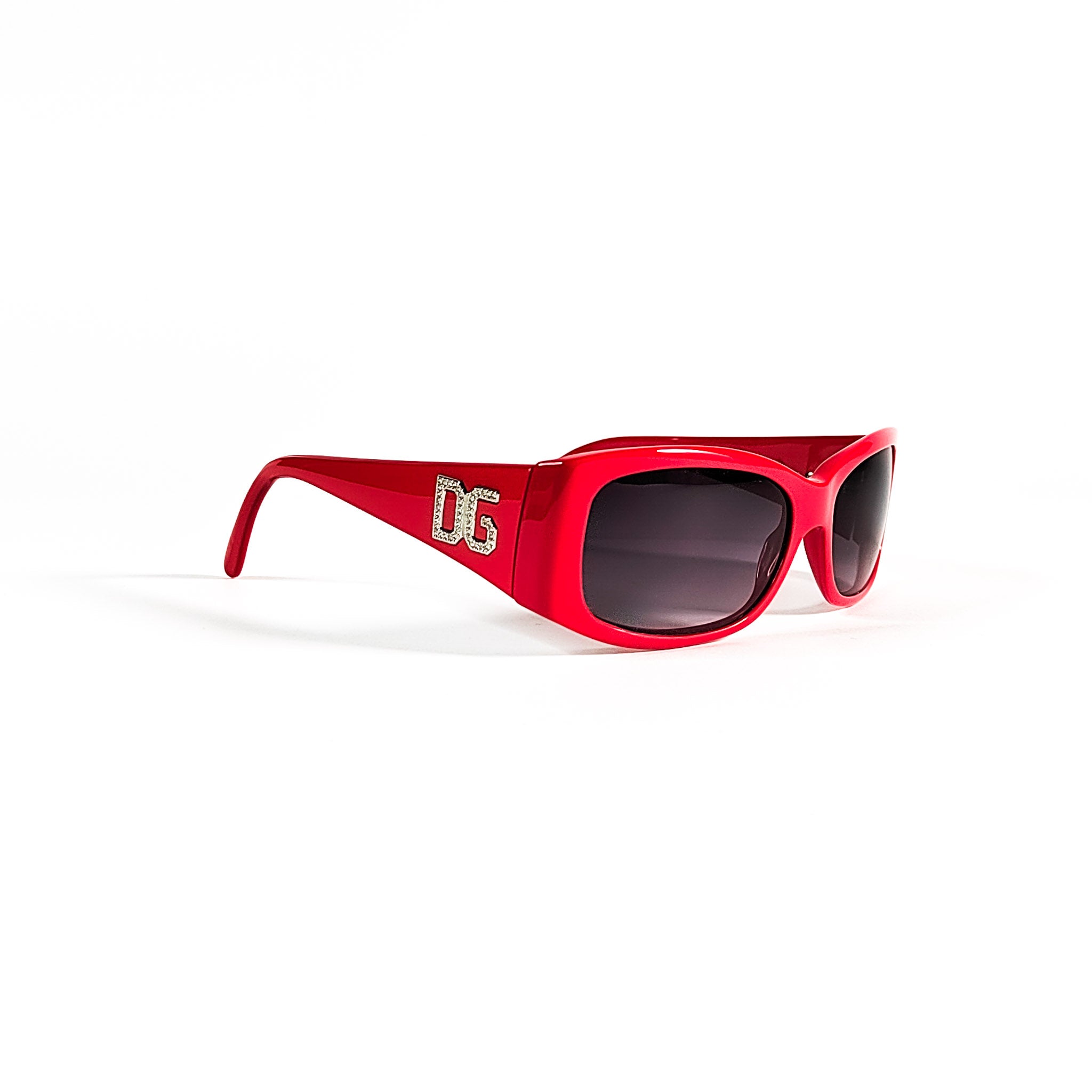Dolce & Gabbana DG 4008-B rouge, vue 3/4 montrant le logo DG strass sur la branche.