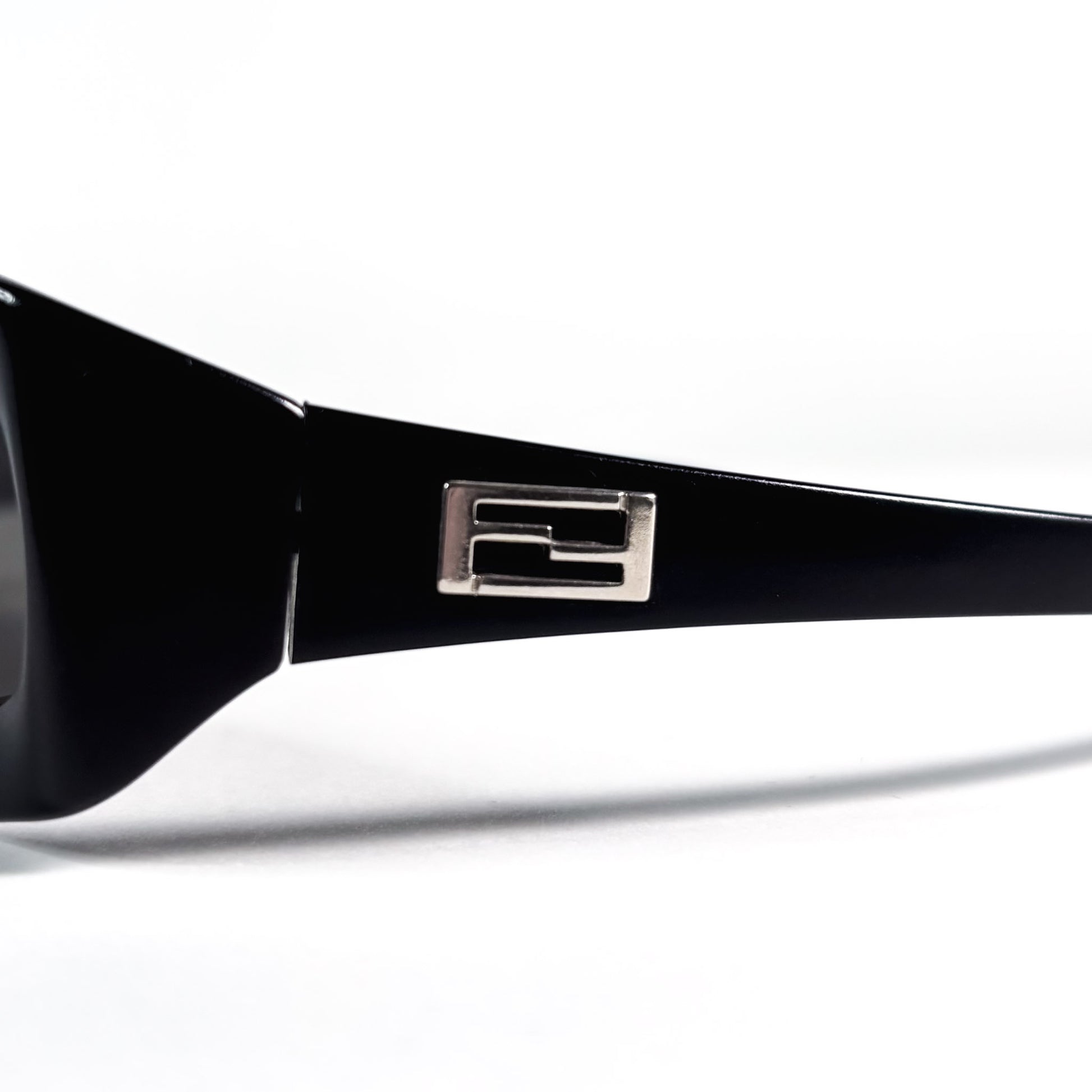 Détail branche Fendi logo FF métal incrusté