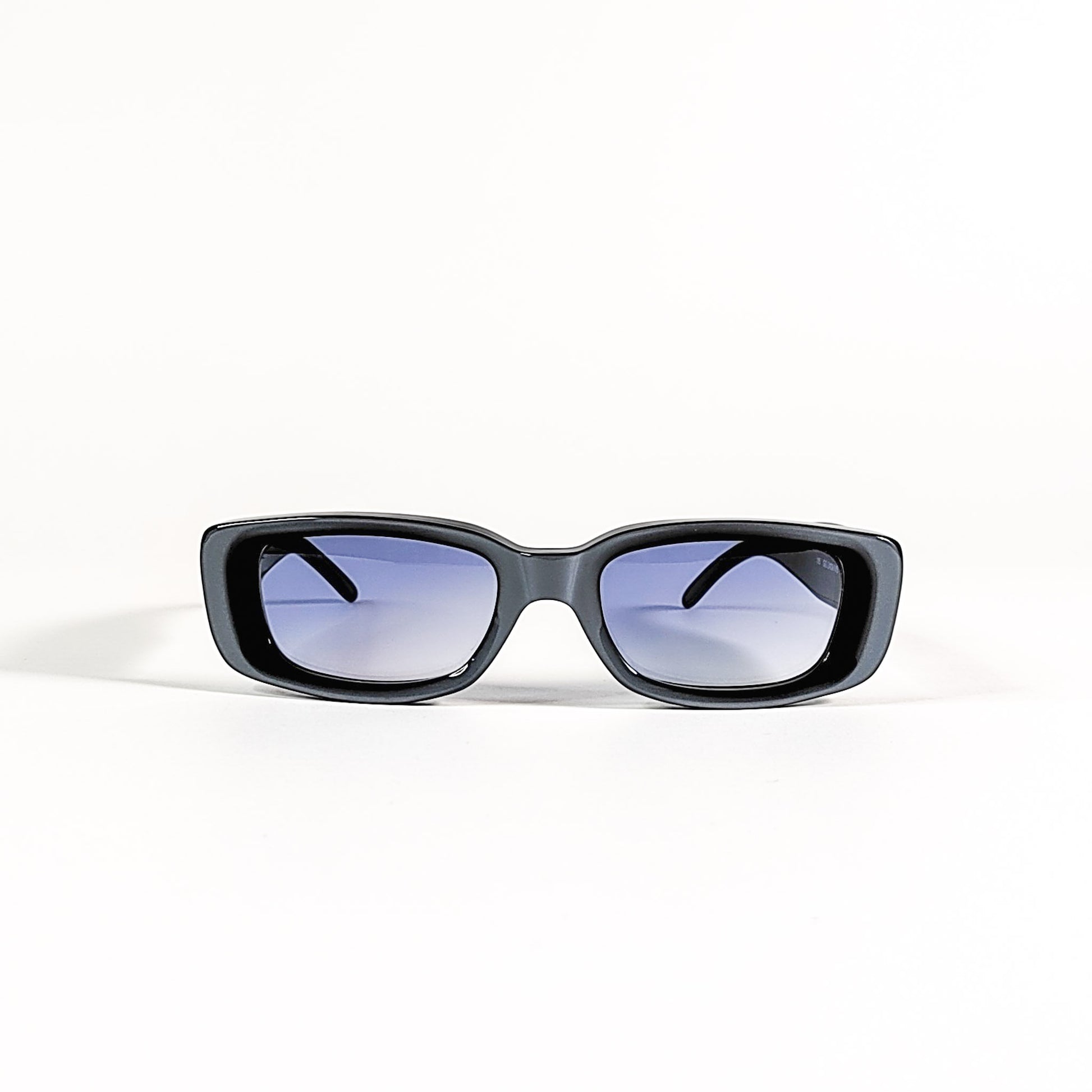 Lunettes de soleil vintage Gucci GG 2409/N/S, vue de face, monture rectangle acétate noir laqué et verres bleu lavande.