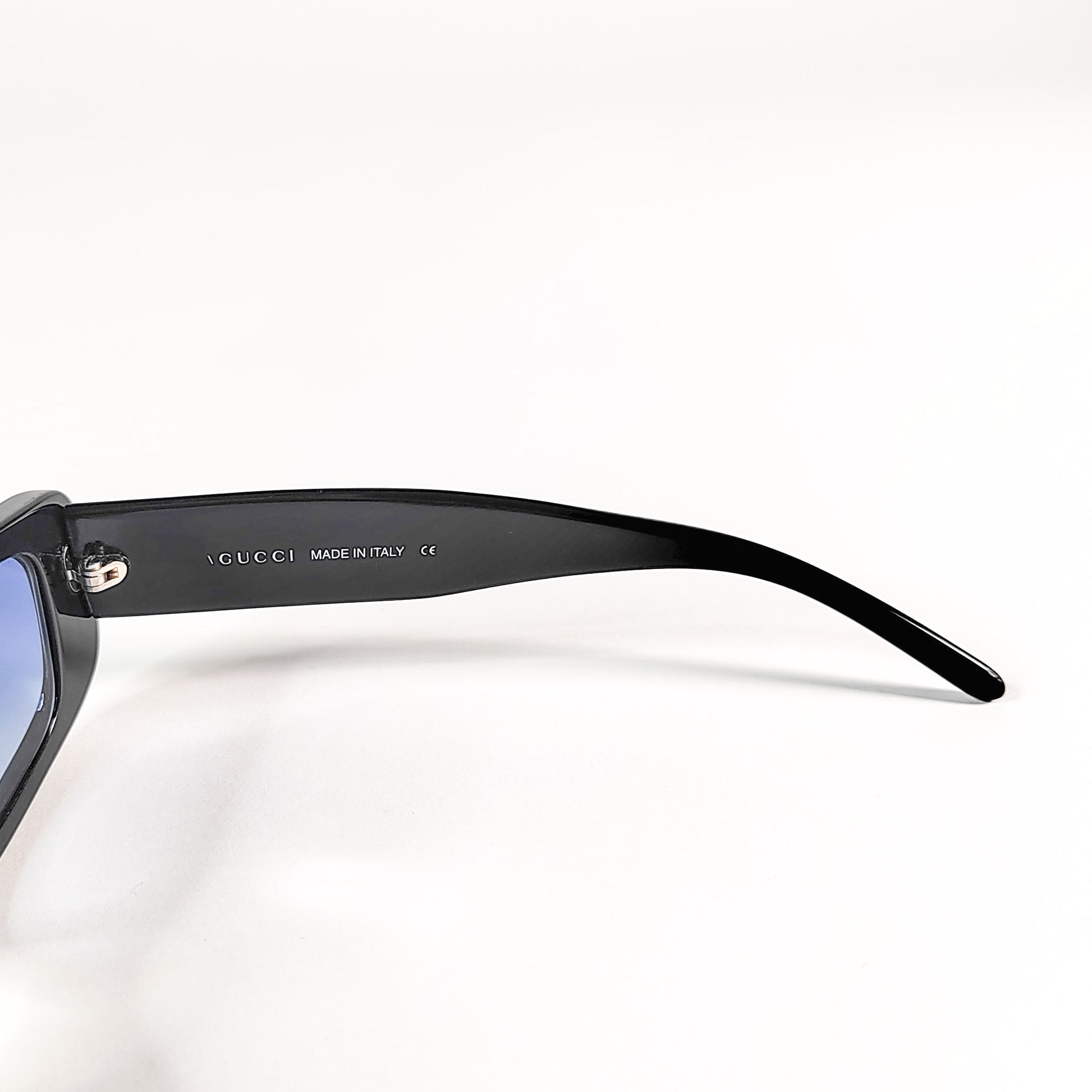 Gucci GG 2409/N/S, signature intérieure GUCCI Made in Italy CE gravée sur la branche.