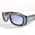 Gucci GG 2409/N/S, vue 3/4 avant montrant la plaque métal G Gucci sur la branche et les verres bleu poudré.