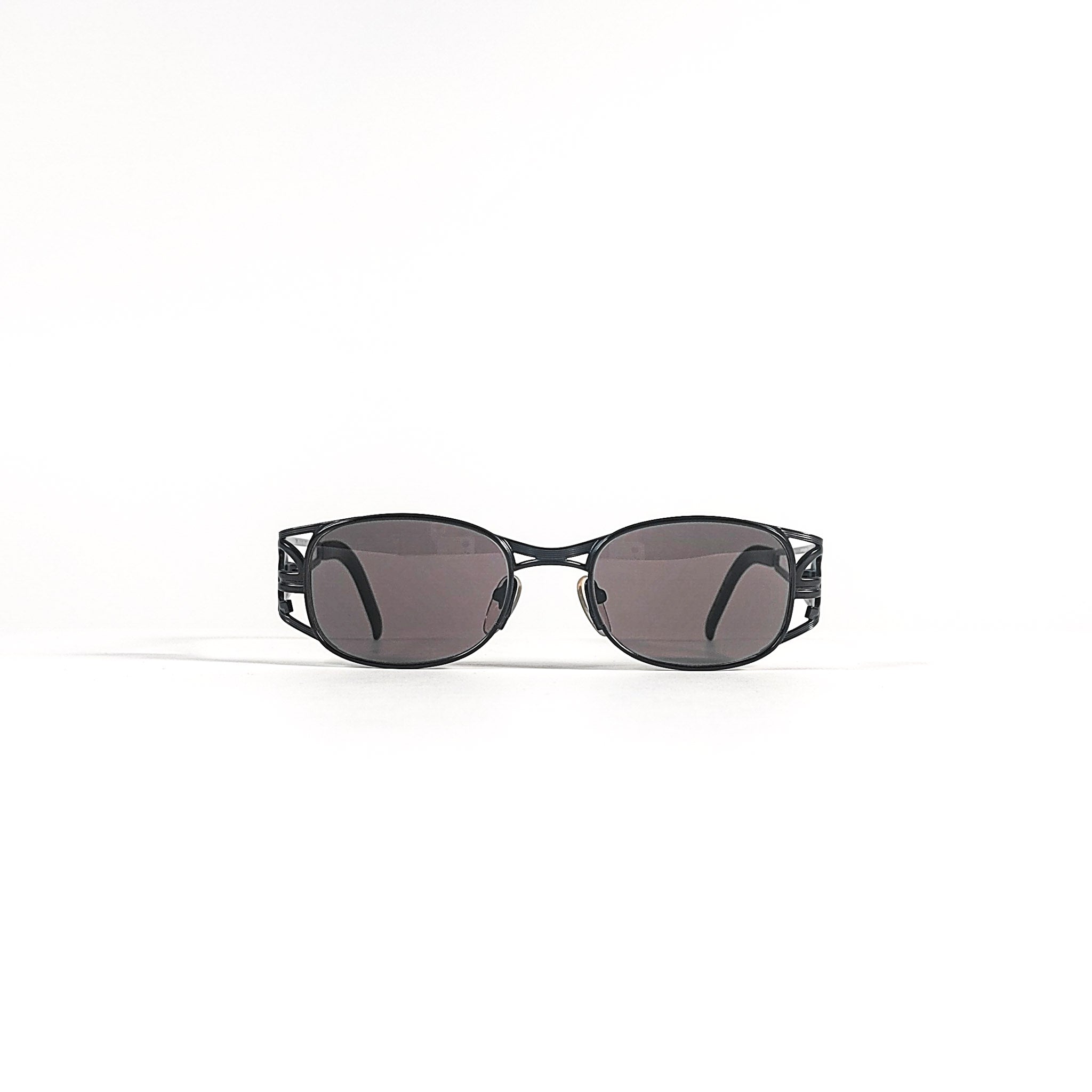 Lunettes vintage Jean Paul Gaultier 58-5101 vue de face, monture ovale métal noir satiné branches ajourées