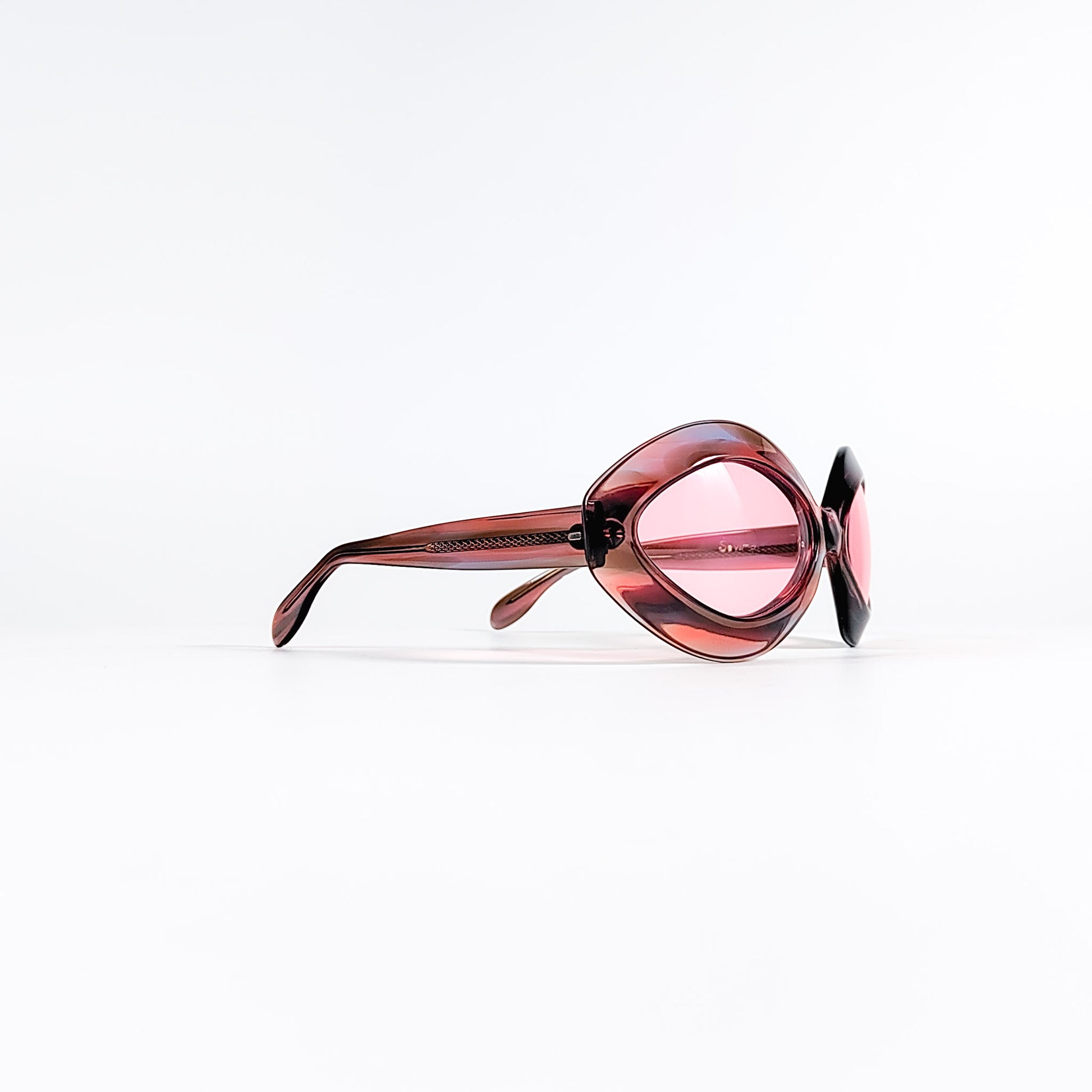 Lunettes de soleil Sevima vintage vue trois-quarts, monture losange acétate rose et brun verres teintés