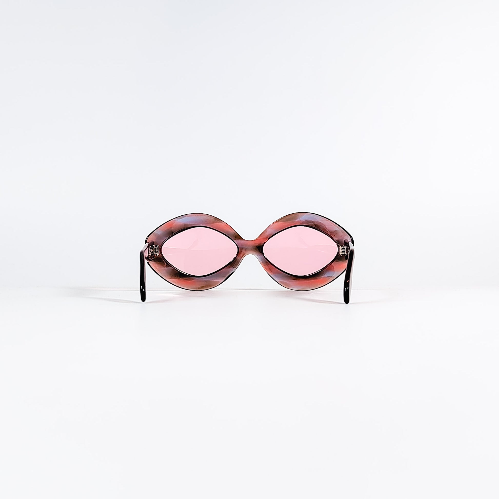 Lunettes de soleil vintage Sevima vues de dos, forme œil de chat losange en acétate marbré rosé