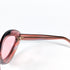 Détail de la charnière dorée et de l'âme métal guillochée des lunettes vintage Sevima en acétate rose