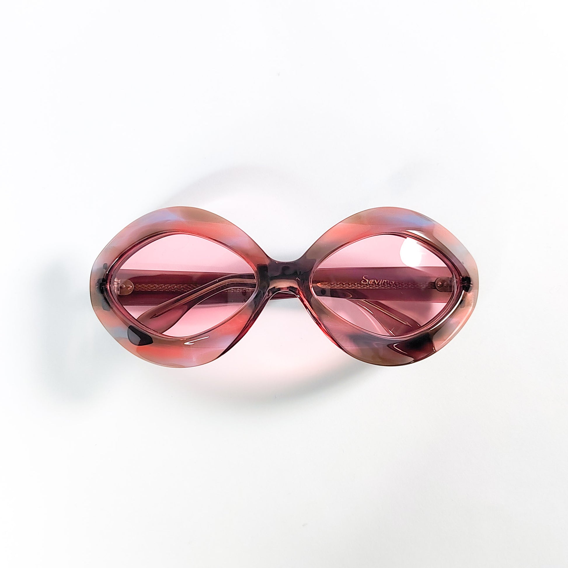 Lunettes de soleil vintage Sevima vues de dessus, monture losange en acétate translucide multicolore