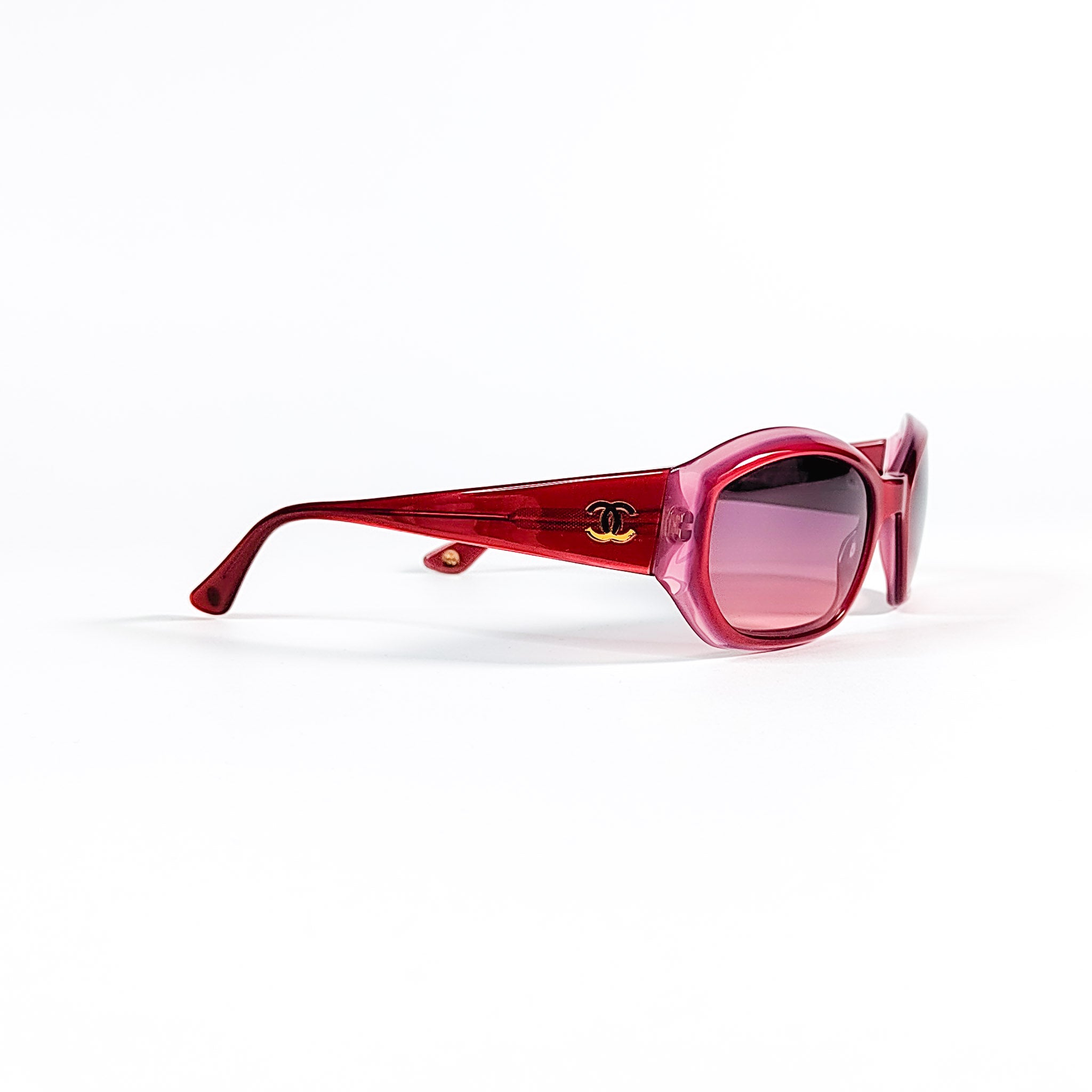 Profil opposé lunettes Chanel 5022 c.600, logo CC doré sur la branche en acétate framboise Y2K