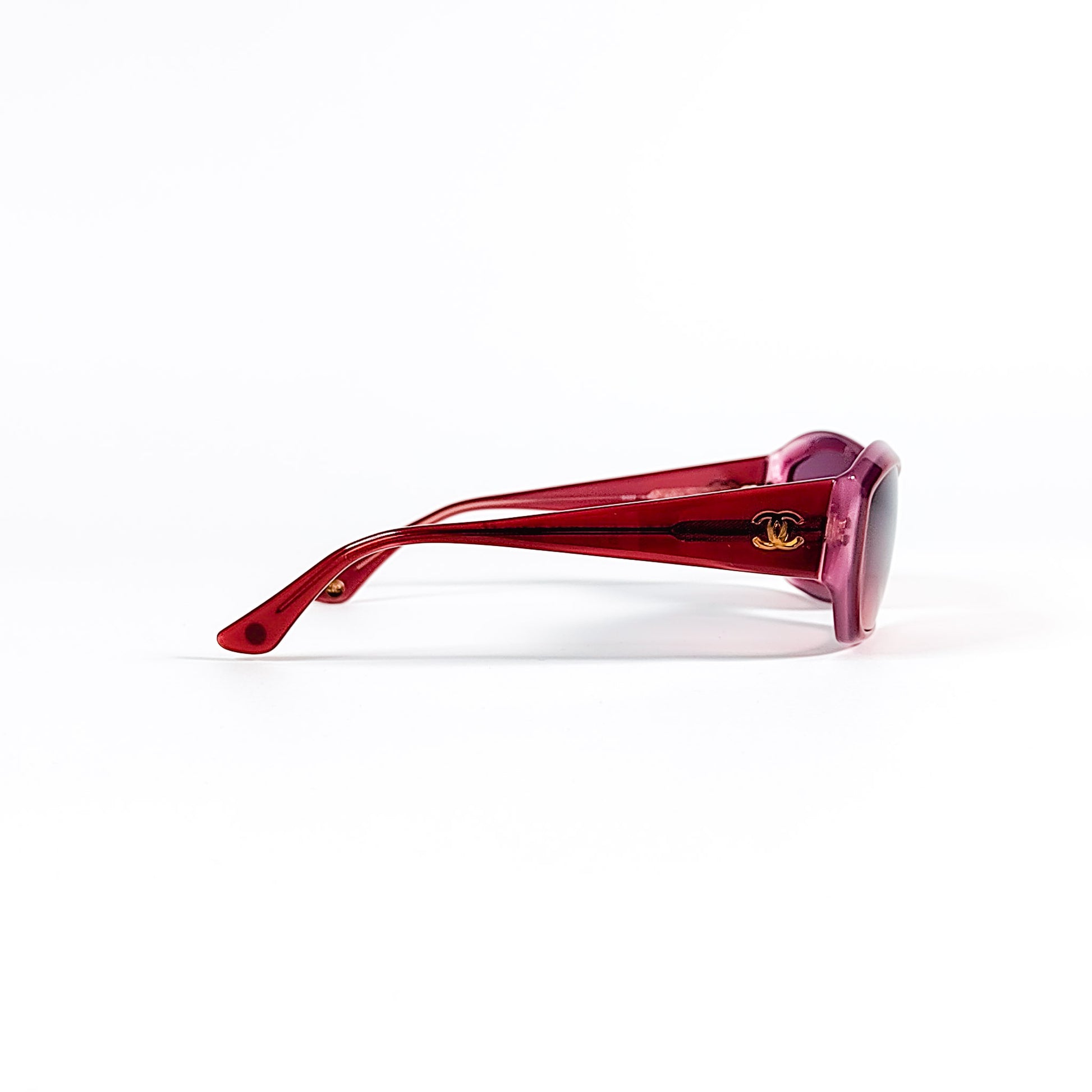 Profil pur lunettes Chanel 5022 acétate rouge translucide, pastille CC dorée à l'embout de la branche