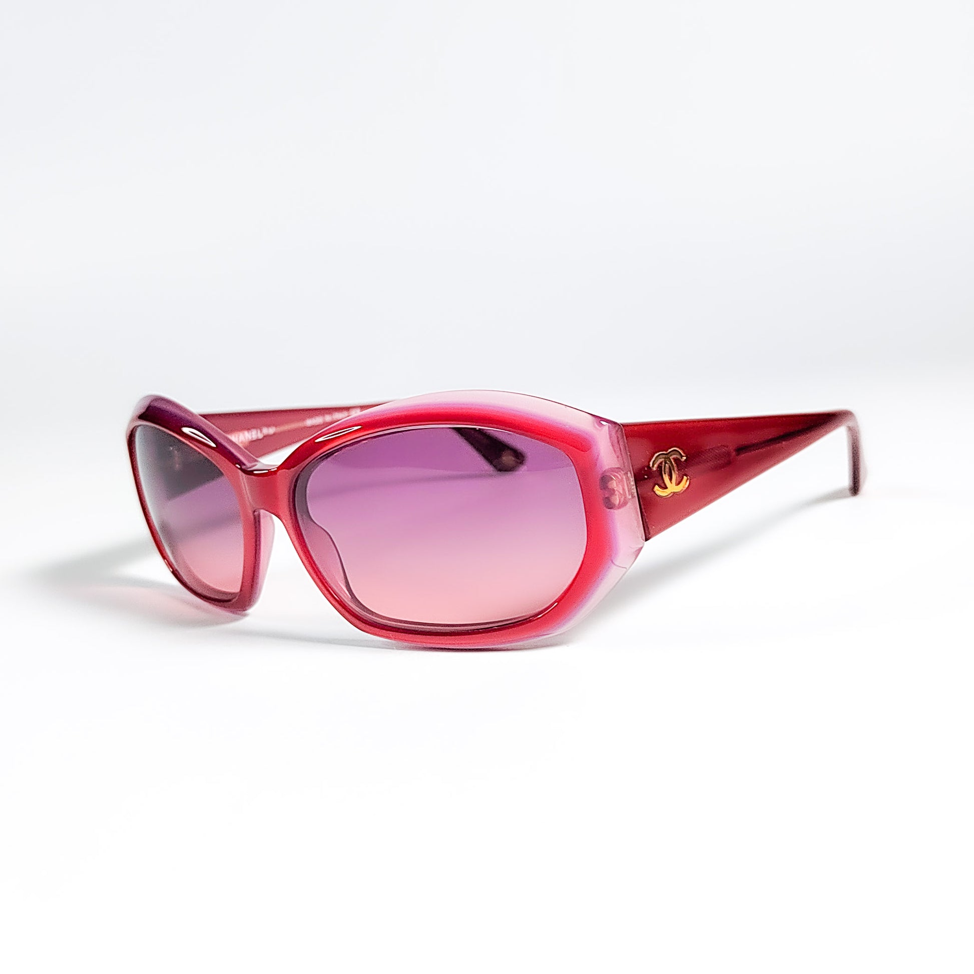 Lunettes Chanel 5022 vue en perspective, acétate rouge framboise translucide, double C doré sur la branche