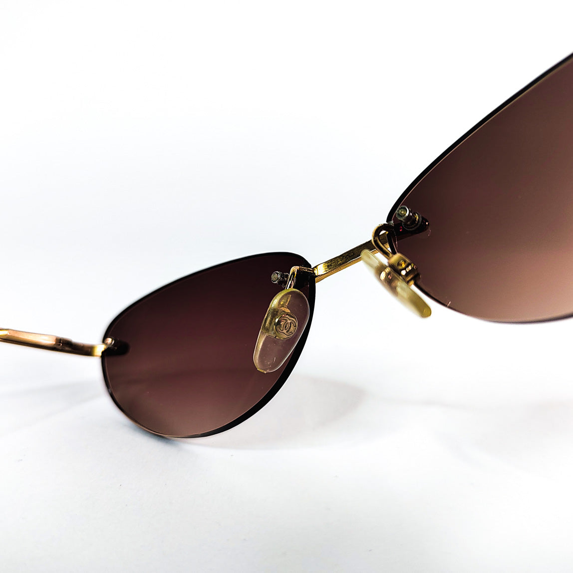lunettes vintage chanel 2054-B C125 doré avec strass – détail plaquettes nez
